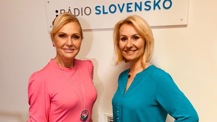 Speváčka Helena Vondráčková a moderátorka Andrea Poláčková pred logom Rádia Slovensko