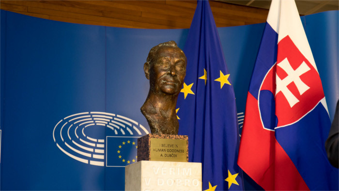 El busto de Alexander Dubček desde ayer en el Parlamento Europeo