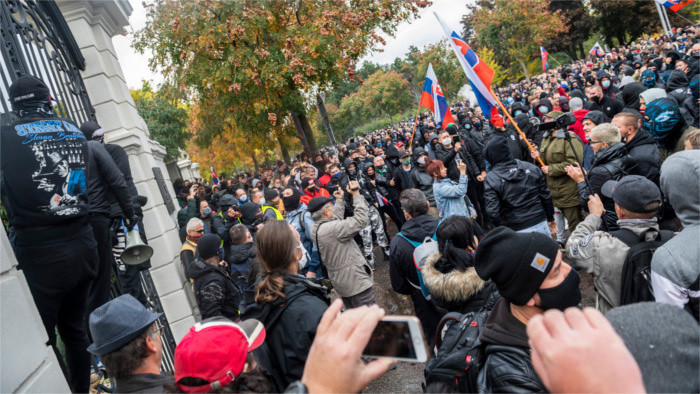 Protesta ultra en Bratislava contra las medidas anti pandemia 