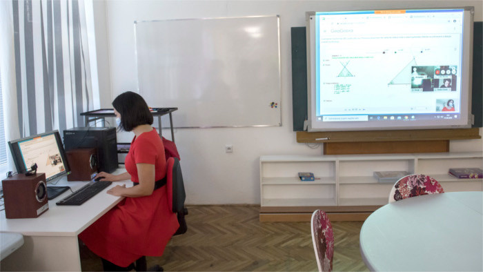 Las escuelas básicas empiezan también la formación a distancia