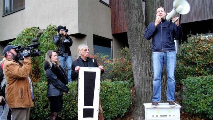 Protesters demand Parliament Speaker’s resignation in front of his house