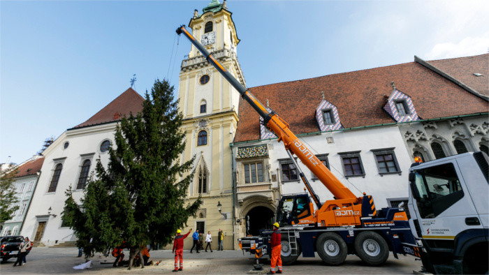 Un sapin de Noël érigé dans la capitale slovaque