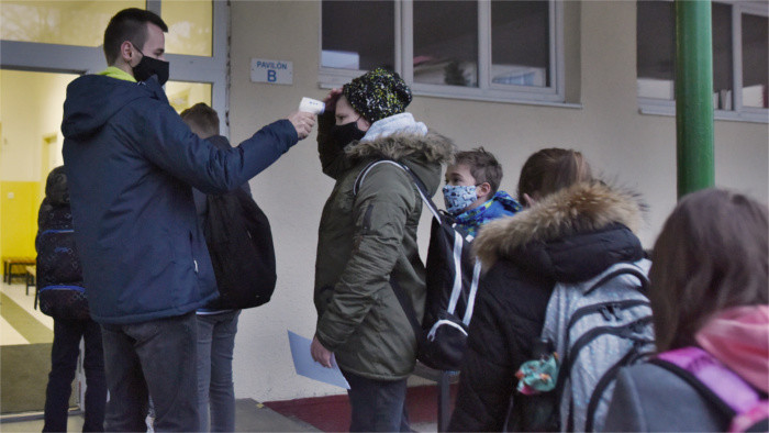 Некоторые старшеклассники пошли в школу  