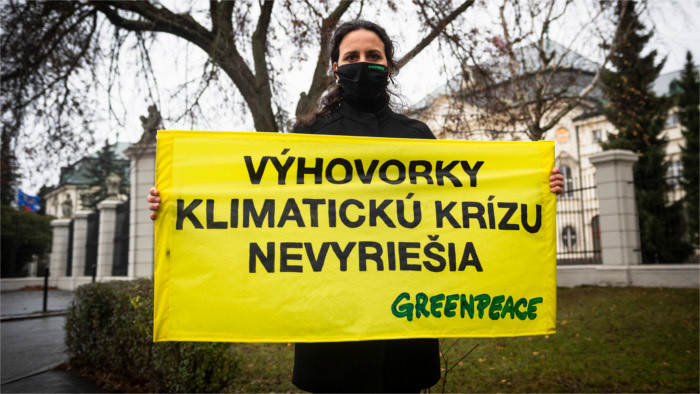 Greenpeace protests in front of Government Office
