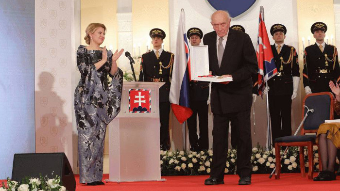 Президент поздравила с 95-летием Б. Тварожека