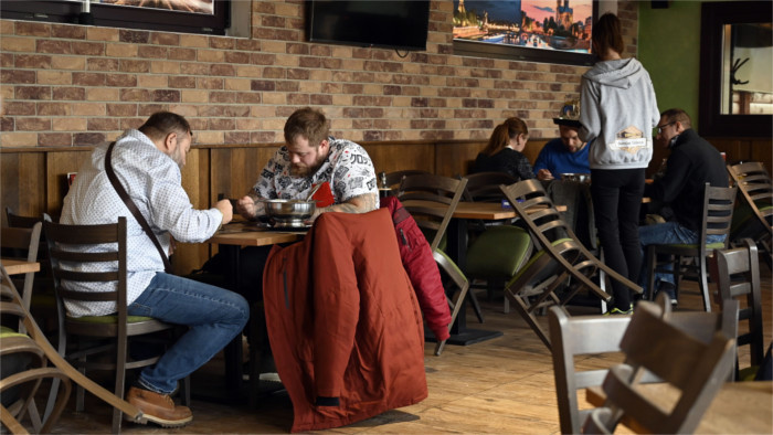 Los restaurantes y los gimnasios deportivos amenazan con abrir sus puertas al público