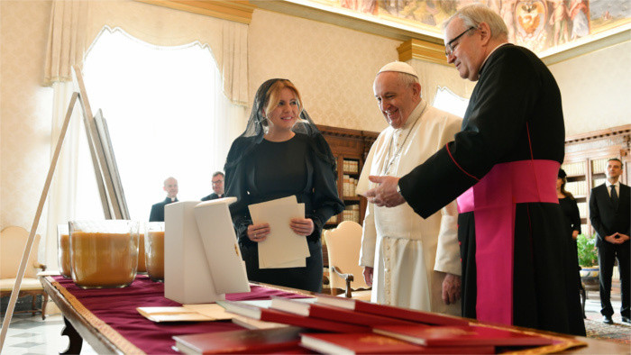 La presidenta le propuso al papa que realice una visita a Eslovaquia