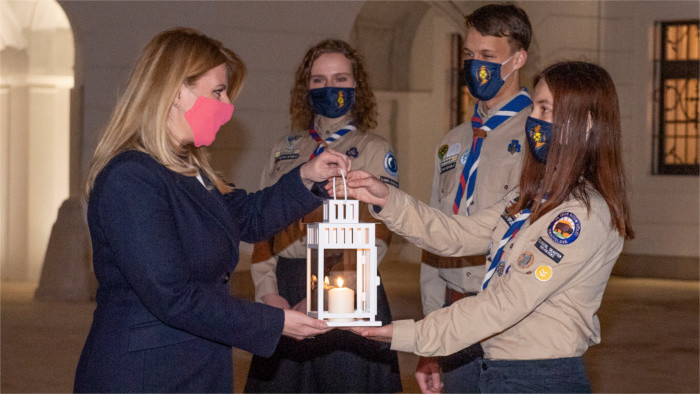 Les scouts transmettent la lumière de Bethléem à la présidente 