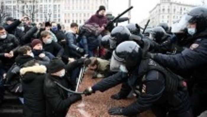 Gumibotokkal estek neki a rendőrök a tüntetőknek a hétvégén Oroszországban