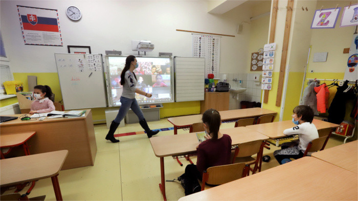Les écoles restent fermées   