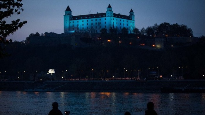 Diferentes ciudades de Eslovaquia se iluminan de azul por el Día del Autismo