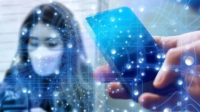Opúšťanie domovov s potvrdenou SMS a reakcie ústavných právnikov