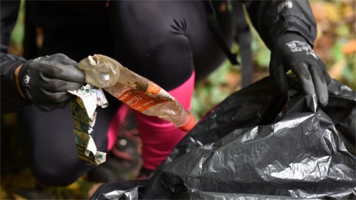 Expertos y voluntarios recogen miles de kilogramos de plásticos del Danubio