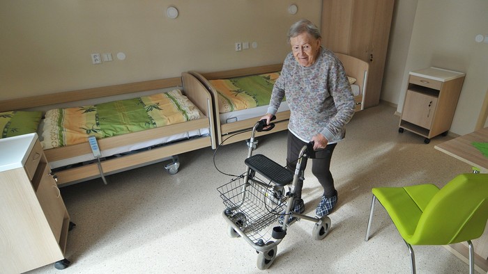 Ministerstvo práce - 50 tisíc na opatrovateľskú službu