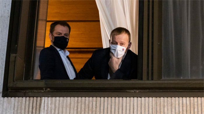 Члены правящей коалиции продолжают искать выход из кризиса