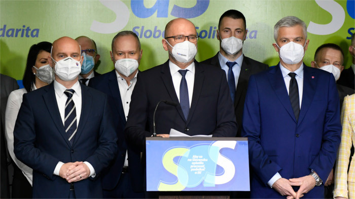 Economy Minister Sulík offers to leave with PM or SaS leaves government