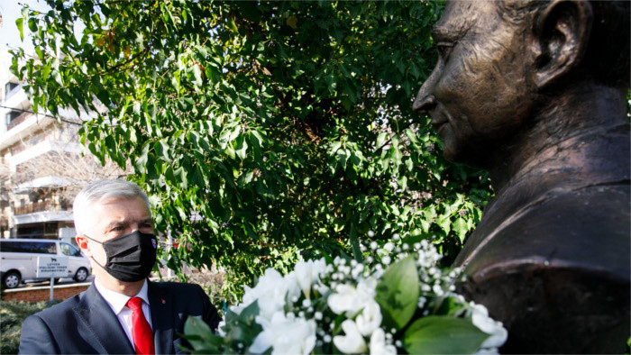 Le chef de la diplomatie a honoré Dubček à Ankara