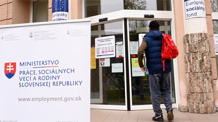 Občan prichádza na Úrad práce, sociálnych vecí a rodiny_TASR.jpg