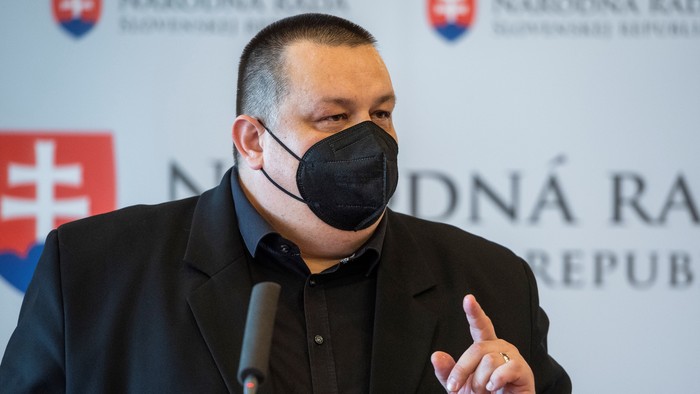 Slovensko sa dnes prepína z bordovej farby covidového automatu na červenú