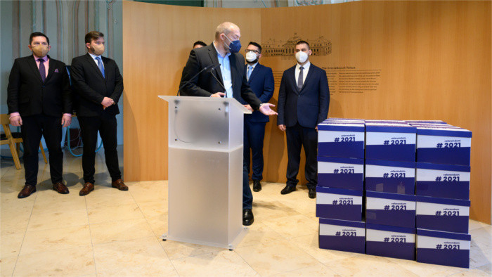 Entregan casi 600.000 firmas para la convocatoria de referéndum 
