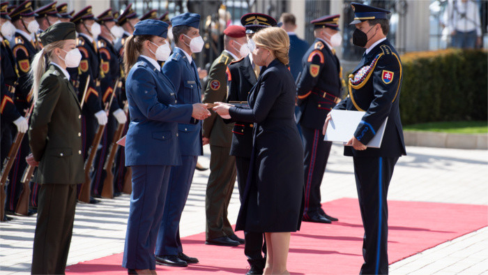La presidenta condecora a soldados por su ayuda durante la pandemia