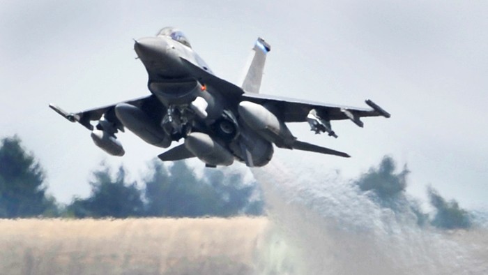 Vojenská rubrika / Prvý tréningový let našich pilotov v USA na F-16