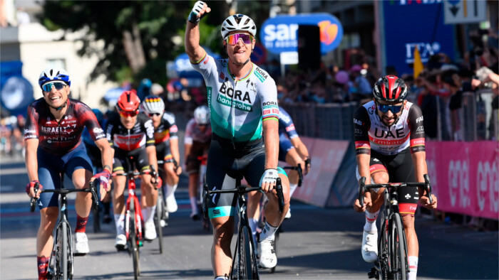 Giro : Sagan enfile le maillot cyclamen