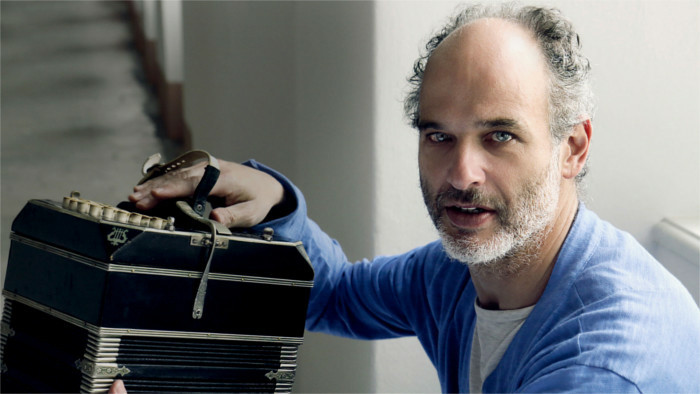 El famoso bandeonista, Marcelo Nisinman, trae el tango argentino hasta la pirámide invertida de la Radio Eslovaca