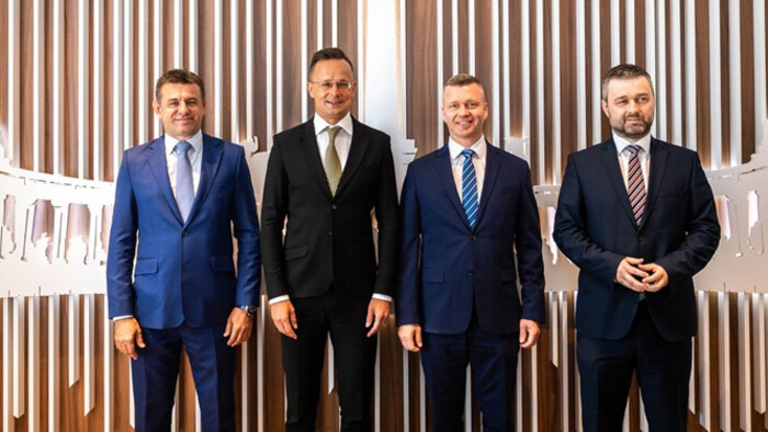 Közös sajtótájékoztatót tartott Szijjártó Péter az egyesülni készülő három szlovákiai magyar párt elnökével