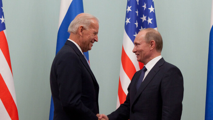 Biden és Putyin Svájcban ül egy asztalhoz