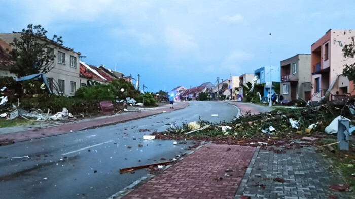 Jégesővel kísért tornádó pusztított csütörtök este Dél-Morvaországban