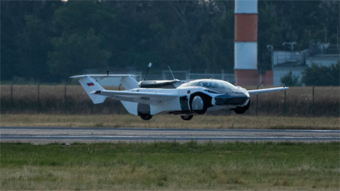 Летающий автомобиль «AirCar» приземлился в аэропорту Братиславы