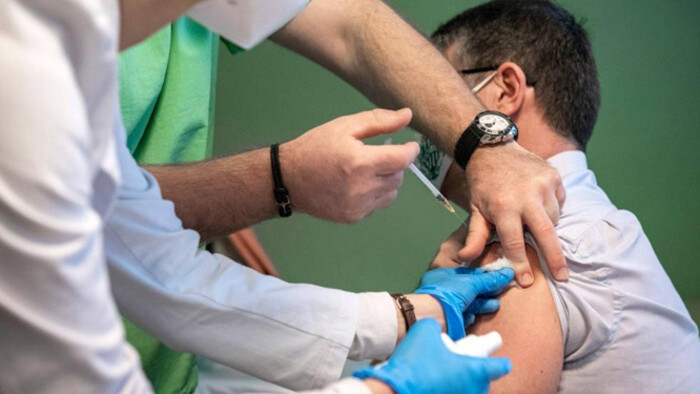 Júliustól a kezelőorvosok rendelőjében is felvehető a COVID-19 elleni védőoltást