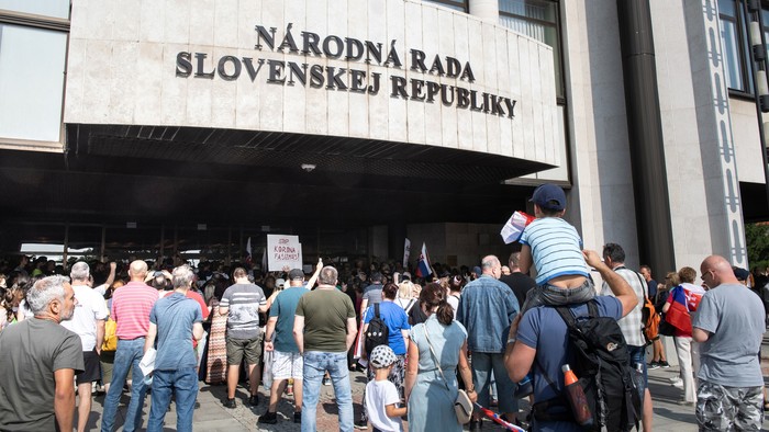 Rokovanie parlamentu o zvýhodneniach pre očkovaných