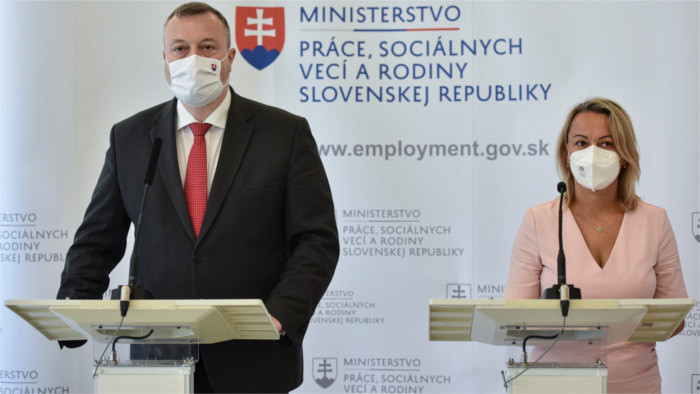 El ministro de Trabajo, Familia y Asuntos Sociales recompensó a los empleados de los servicios sociales