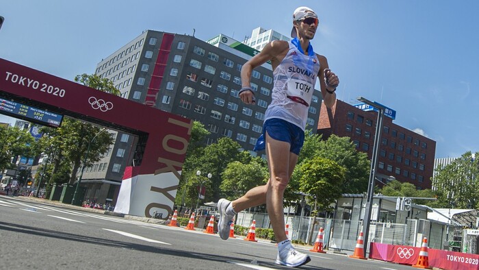 Matej Tóth počas chodze na 50 km na OH v Tokiu 2020.