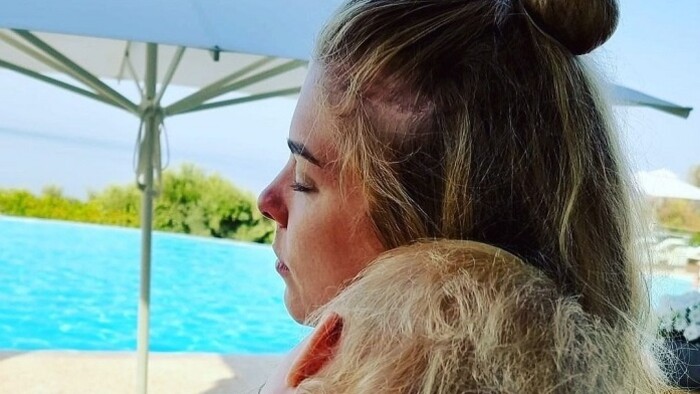 Veronika Cifrová Ostrihoňová s dcérkou Sárou na dovolenke.jpg