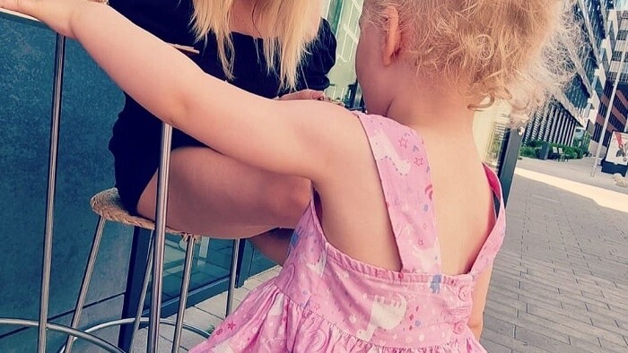 Veronika Cifrová Ostrihoňová s dcérkou Sárou v kaviarni.jpg