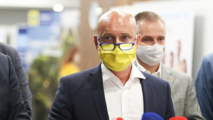 Az oktatási miniszter fontolóra venné a pedagógusok kötelező oltását