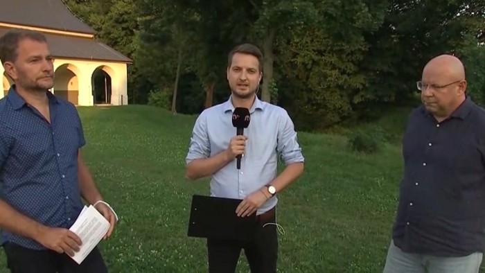 Igor Matovič a Jaroslav Rezník v živom vstupe k očkovacej prémii.jpg