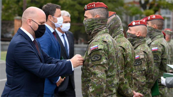 Медали Минобороны военным и гражданским лицам 