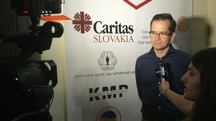 mesto Al Qamishli, Sýria - Rozhovor pre lokálnu TV pri príležitosti otvorenia rodinného centra, ktoré podporuje aj Slovenská kat