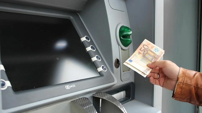 Pozor na poplatky pri platbe a výbere v zahraničí