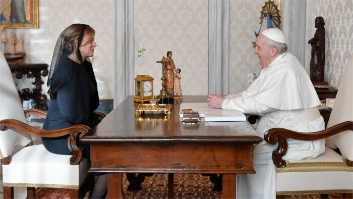 La Présidente rencontrera le pape dans le salon doré