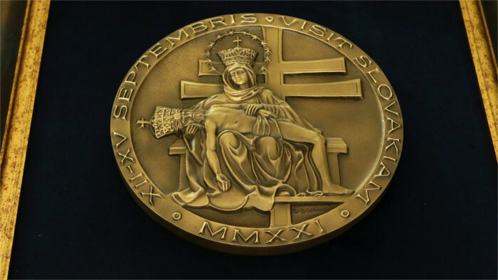 Le pape a offert à la nonciature apostolique une médaille commémorative et une mosaïque