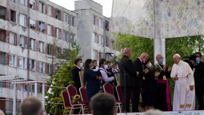 Ferenc pápa szlovákiai látogatása alkalmával a kassai Luník lakótelepet is felkereste