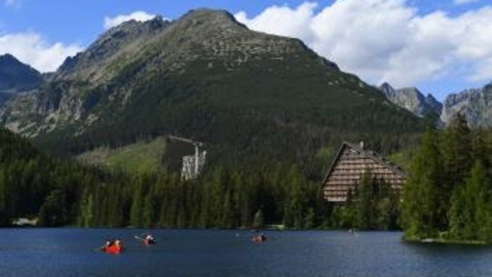 V Štrbe zrušili 500 parkovacích miest