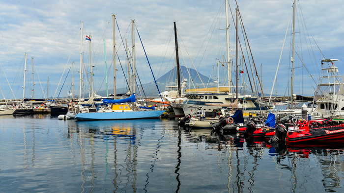 pico ostrov a sopka .jpg
