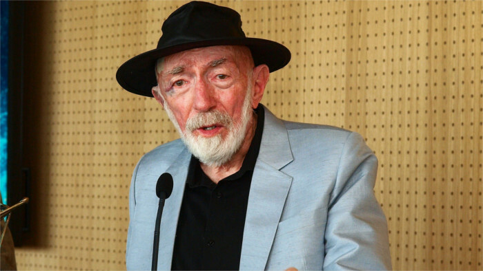 Nobelpreisträger Kip Thorne mit jungen talentierten Physikern