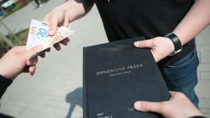Törvénymódosítással nehezítenék a diplomamunka-gyárak működését